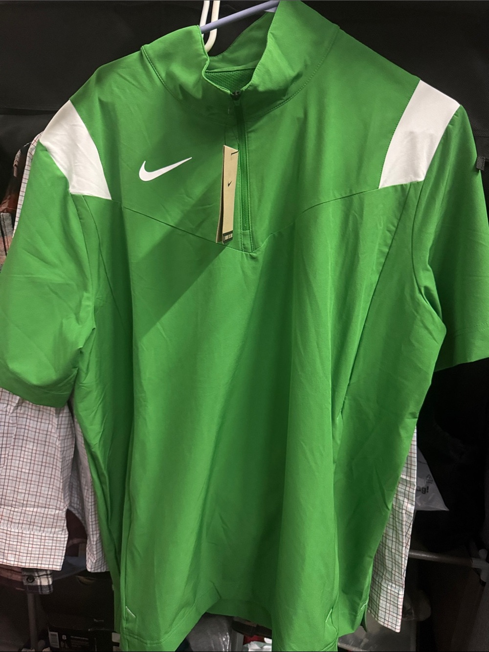 Nike Green  windbreaker short sleev great material size Large Mew with tag